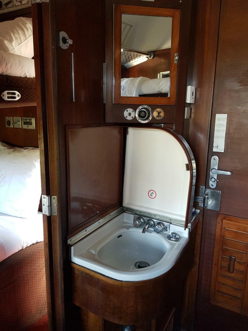 Le Train Des Reves Hotell Dracy-Saint-Loup Exteriör bild